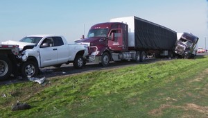 Pre hustú hmlu sa zrazilo 35 áut