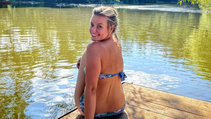 To je odvaha! Herečka si vyrazila s manželom na víkend bez dcérky, rozkokošená sa odfotila úplne NAHÁ!