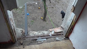 Počas rodinnej hádky leteli cez balkónové okno dvaja ľudia. Počas incidentu boli v dome aj deti