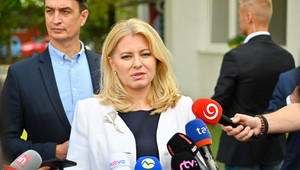 FOTOGALÉRIA: K volebným urnám pristúpili aj politici, niektorí mali komplikácie