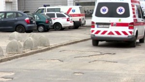 Príjazd k nemocnici bol ako tankodrom. Pacienti v sanitke trpeli