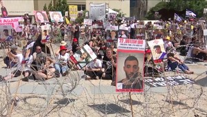 V Tel Avive protestujú rodiny rukojemníkov, navštívil ich aj osobitný vyslanec USA