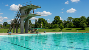 Tragédia na kúpalisku: Chlapec skočili z päťmetrovej veže priamo na plavca, ten zomrel