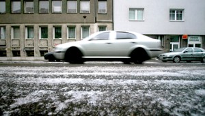 Vodiči, zvýšte pozornosť na cestách! Na týchto úsekoch hrozí poľadovica