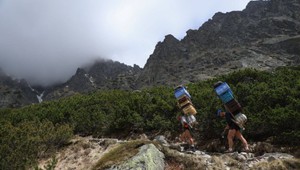 Nosiči si zaspomínali na Petranského. Nosili na chrbte 10 kilogramov nákladu