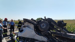 Na diaľnici R7 došlo k vážnej dopravnej nehode. Dodávka skončila mimo cesty