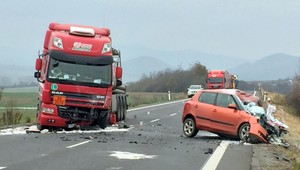 Pri dopravnej nehode neďaleko Lučenca zomrel vodič aj jeho pes