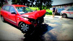 Čelná zrážka. S otvorenou zlomeninou do nemocnice