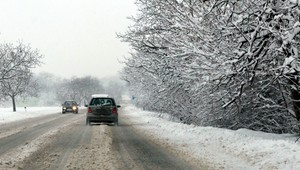 Cesty sú stále zradné. Vodičov ohrozuje sneh aj poľadovica