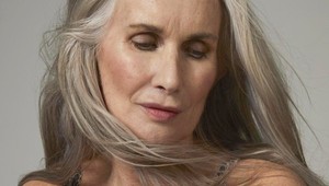 Najstaršia bikiny modelka opäť boduje: V reklame na spodnú bielizeň bez RETUŠE