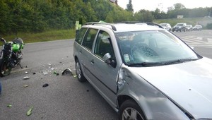 Nehoda pri odbočovaní. Vodič auta nedal prednosť motocyklu