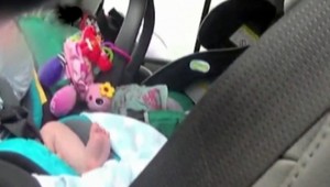 Matky sa zdrogovali v aute do bezvedomia. Ich bábätká zachránil okoloidúci