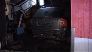 Útok na autoservis: S vedrami plnými benzínu