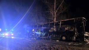 Nočná tragédia pri Liptovskej Osade: Autobus po zrážke začal horieť, vodič neprežil