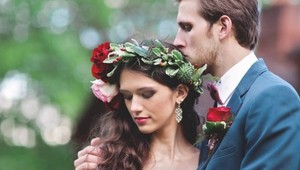 Vykašľala sa na bielu a urobila dobre: Svadobné šaty v tejto farbe sú TOP hitom