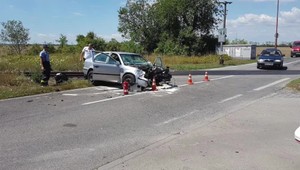 Vážna nehoda na železničnom priecestí. Auto narazilo do lokomotívy