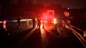 Ženu v plnej rýchlosti zrazilo auto. Prechádzala v tme cez diaľnicu