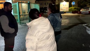 Rozbité okná a niekoľko zranených. Policajti v osade použili aj služobnú zbraň