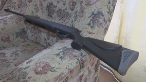 Žena opakovane strieľala na partnera zo vzduchovky. Hrozí jej 12 rokov za mrežami