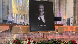 Štátne pocty, smútok a zdržanlivé celebrity. TAKTO vyzerala uplakaná sobota v Česku