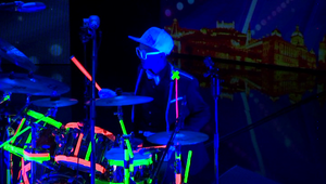 Hudba plná farieb: Sympatický bubeník zaujal netradičným vystúpením