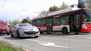 Kuriózna nehoda v Prešove. Počas jazdy spadla na auto pouličná lampa