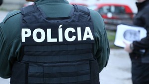 Podnapitý policajt nebol v službe a strieľal. Rozzúril ho vraj pes