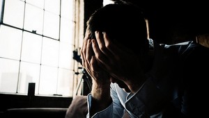 Týral ženu a deti. Hasil na nich cigarety a nútil ich lízať polievku zo steny