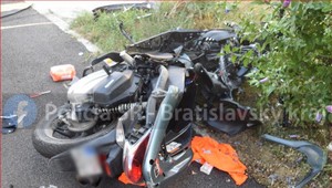 Policajná kontrola sa skončila naháňačkou: Motorkár mal zákaz šoférovania, pri úteku havaroval