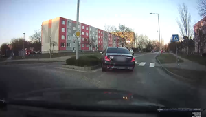 VIDEO: Na mol opitého exposlanca zablokoval v jazde pozorný vodič