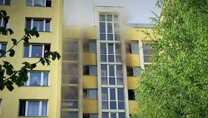 Nepríjemný budíček. Obyvateľov paneláku na Sásovej zobudil požiar