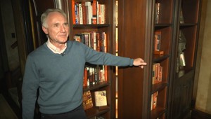 TV JOJ na návšteve u Dana Browna. Ukázal nám knižnicu, v ktorej ukrýva zakázanú literatúru