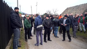 Potom, čo 3 deti napadli ženu (60), je v obci vážna atmosféra. K činu chlapcov sa vyjadrili rodičia