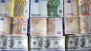 Euro je po roku opäť silnejšie ako dolár