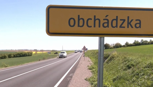 Nákladné autá vo Vrábľoch ignorujú obchádzku a ničia cestu aj infraštruktúru