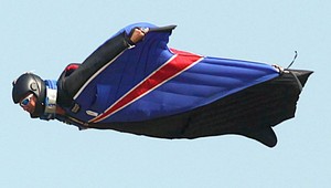 Skok bez padáku z výšky 730 metrov. Do krabíc z kartónu