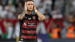 Švédsky futbalista (28) dostal mozgovú príhodu, v nemocnici bojuje o život