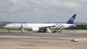 Pre podozrivý balíček v lietadle Air France zadržali dvoch ľudí