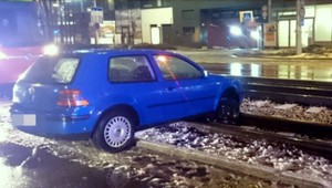 Mladík sa s autom zasekol na koľajniciach. Nafúkal vyše 1,5 promile