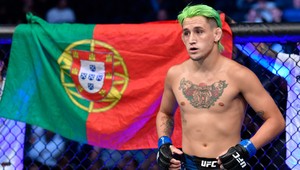 Pri debute inkasoval 230 rán a ostal stáť. Zastavil ho až rozhodca