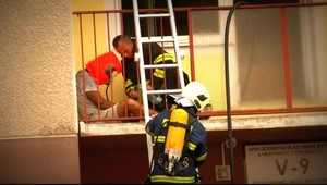 VIDEO. Muž v horiacom byte. Zachraňovali ho cez balkón