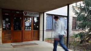 Zamestnanci prehovorili o pitkách a šikane v detskom domove