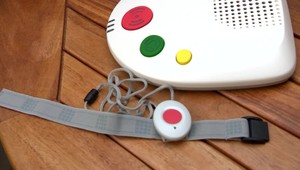 Boj o život s náramkom záchrany. Osamelí ľudia majú šancu na záchranu