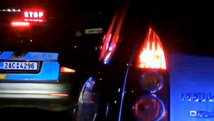 Opitý Pražan (18) bez vodičského preukazu nabúral do policajtov