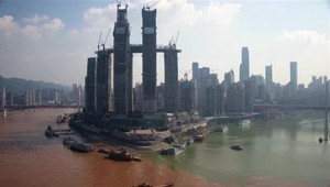 VIDEO: Turisti i obyvatelia mesta žasnú. Rieka mení farbu, červená sa