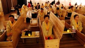 Juhokórejčania sa nechávajú pochovať zaživa: Veria v lepší život a urovnanie vzťahov