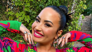 Nonbinárna speváčka už nie je "oni"! Je z nej opäť "ona" a rovno si našla frajera!