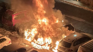 V Žiline horelo auto, požiar sa rozšíril na ďalších sedem vozidiel