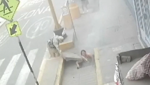 Bezpečnostná kamera zachytila horor: Výbuch chodníka vrhol ženu do prepadliny