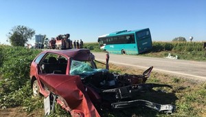 Zrážka autobusu s autom skončila tragédiou. V autobuse sedelo 28 cestujúcich